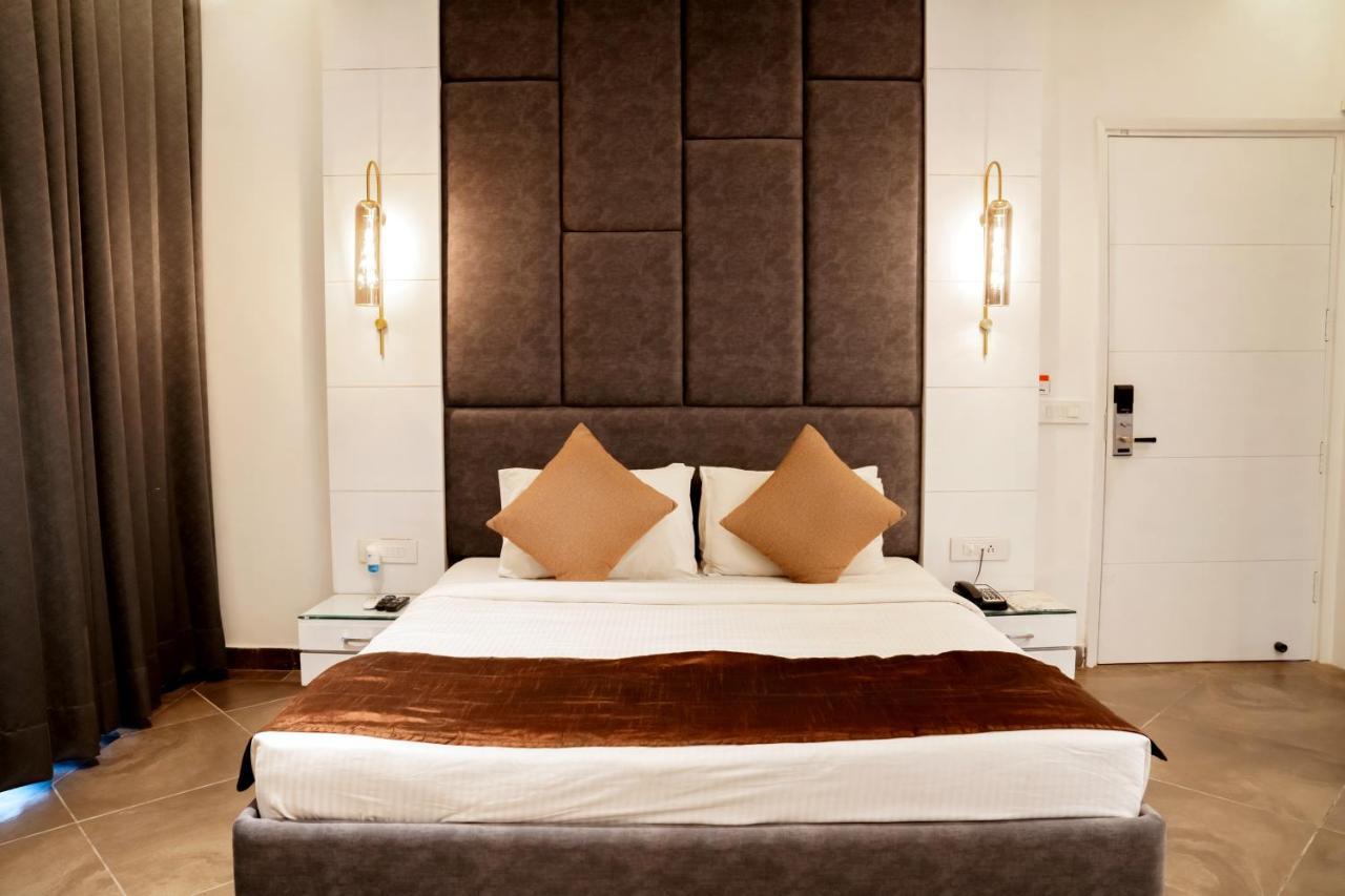 Redwood Resort Panchkula Exterior photo