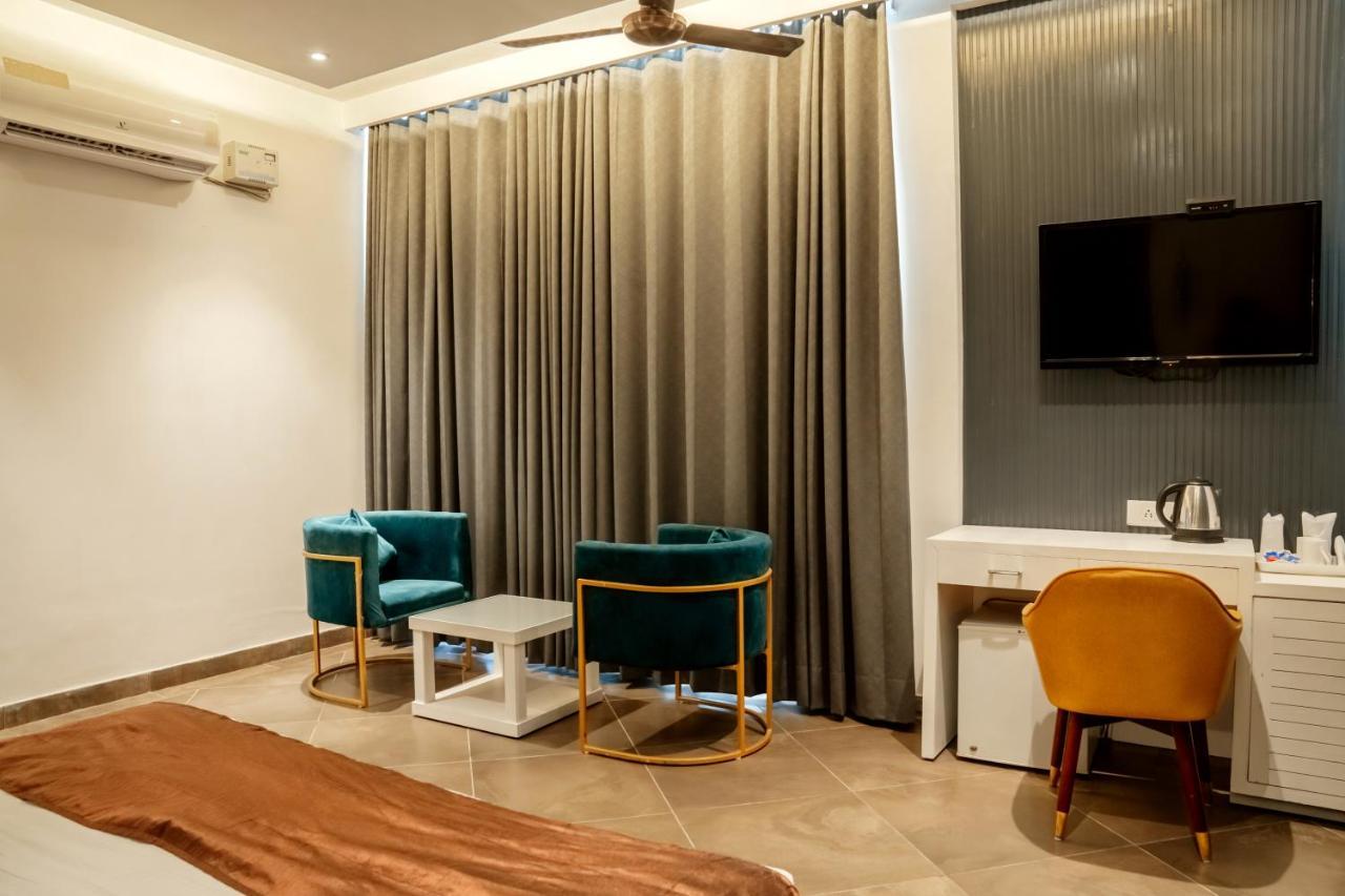Redwood Resort Panchkula Exterior photo